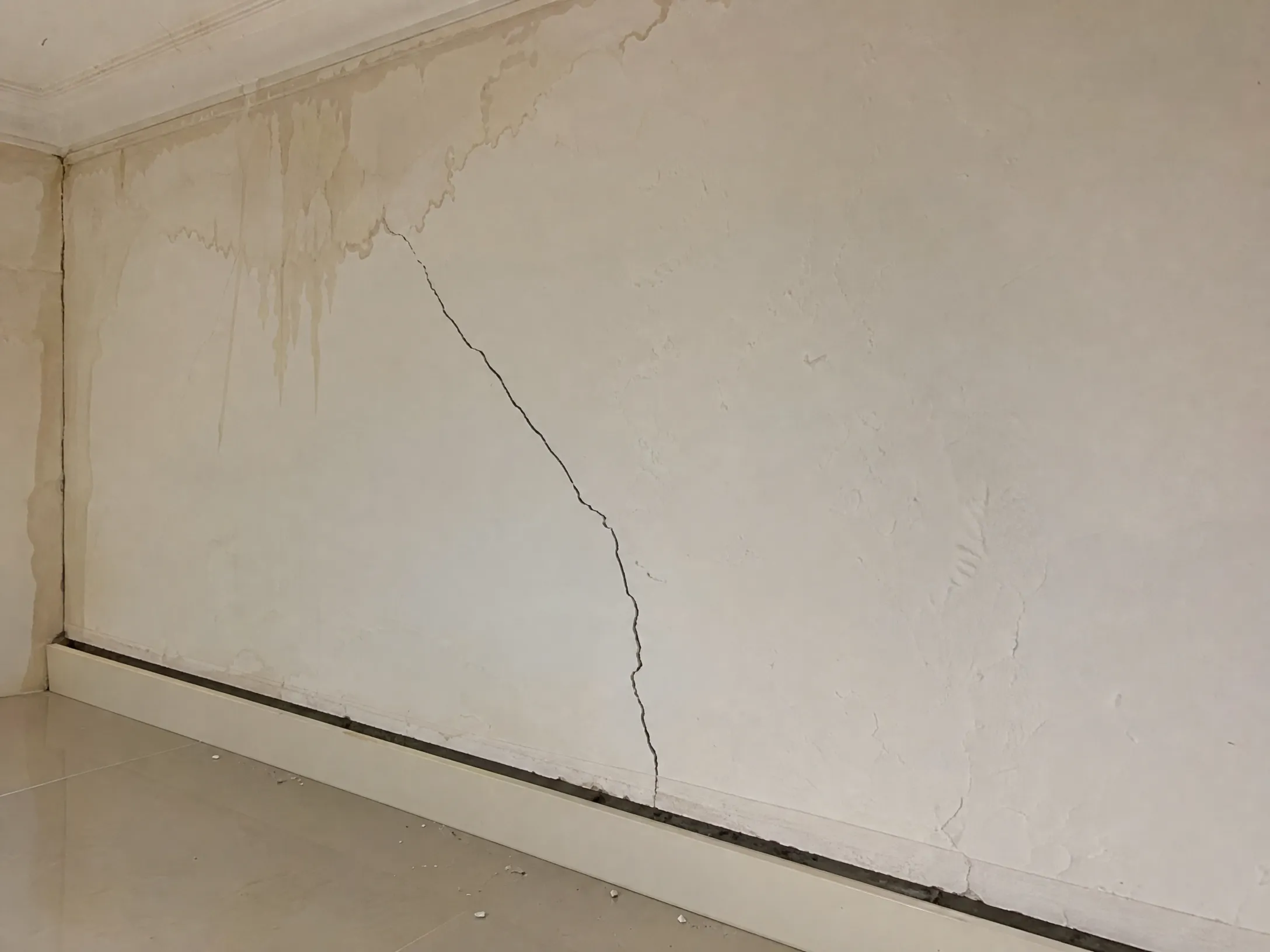 精装房墙体开裂渗水实拍，裂缝从天花板延伸至地面