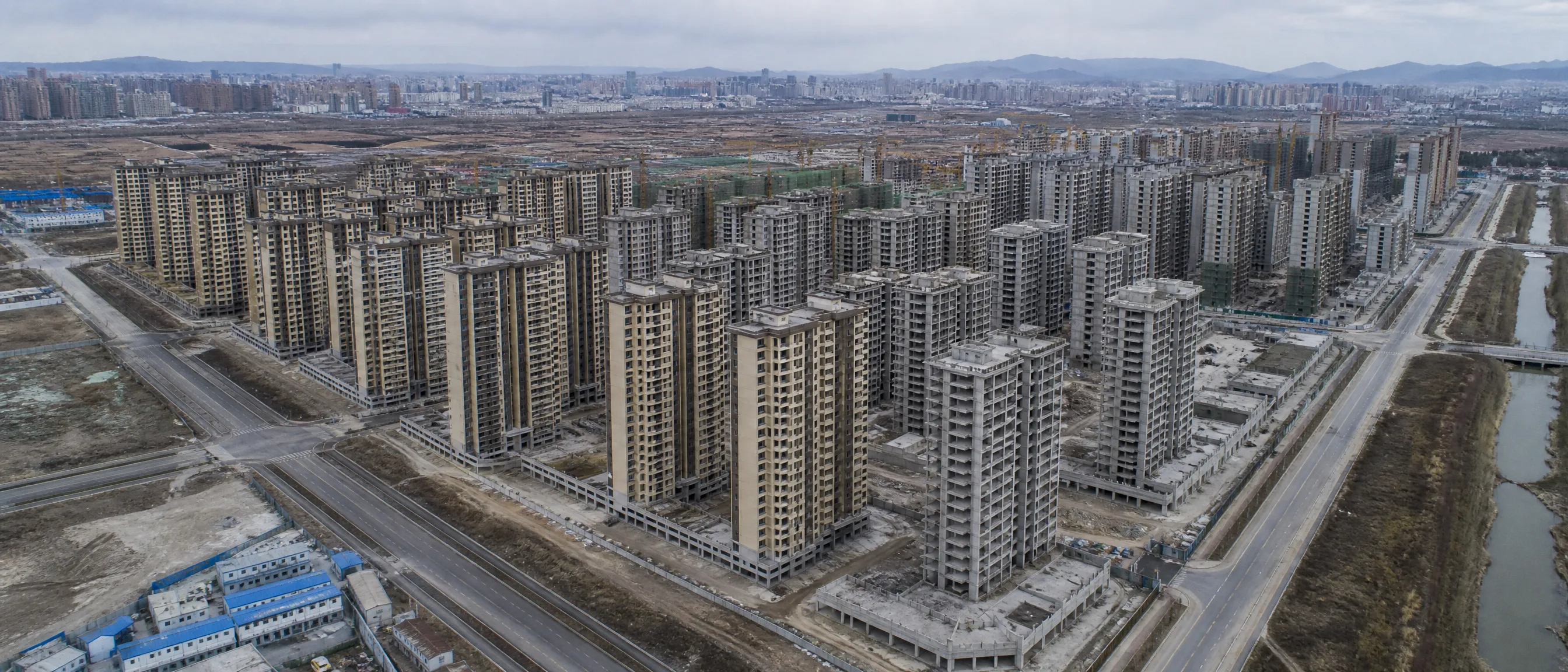 大规模烂尾住宅区全景，数百套房屋无法交付